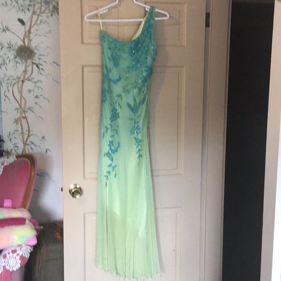 Gown - Picture 2 of 4